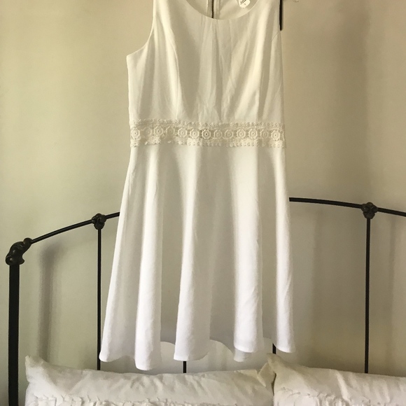 White Dress - Picture 4 of 4